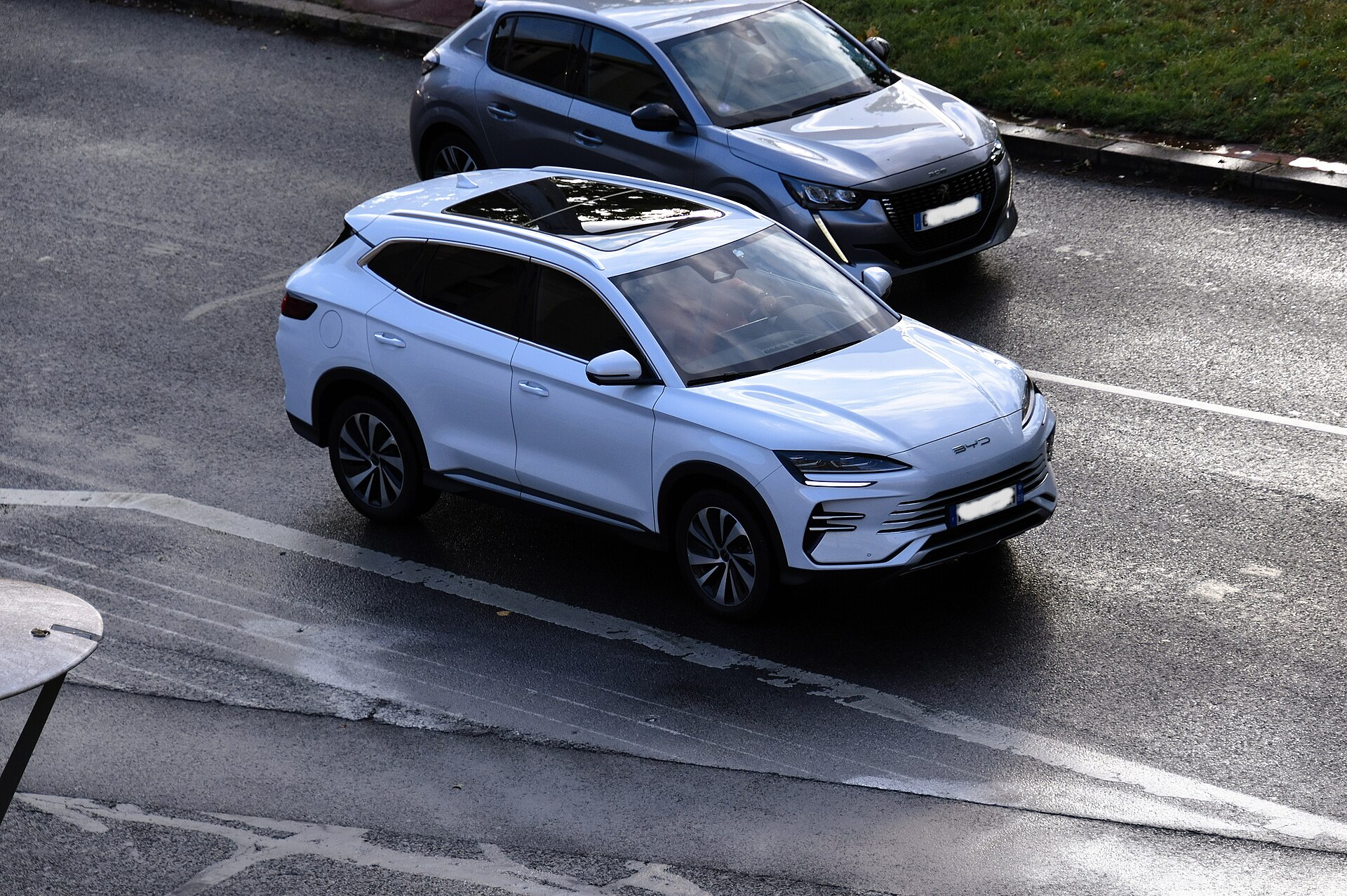 A white BYD Seal U DM-i plug-in hybrid SUV viewed from the front side